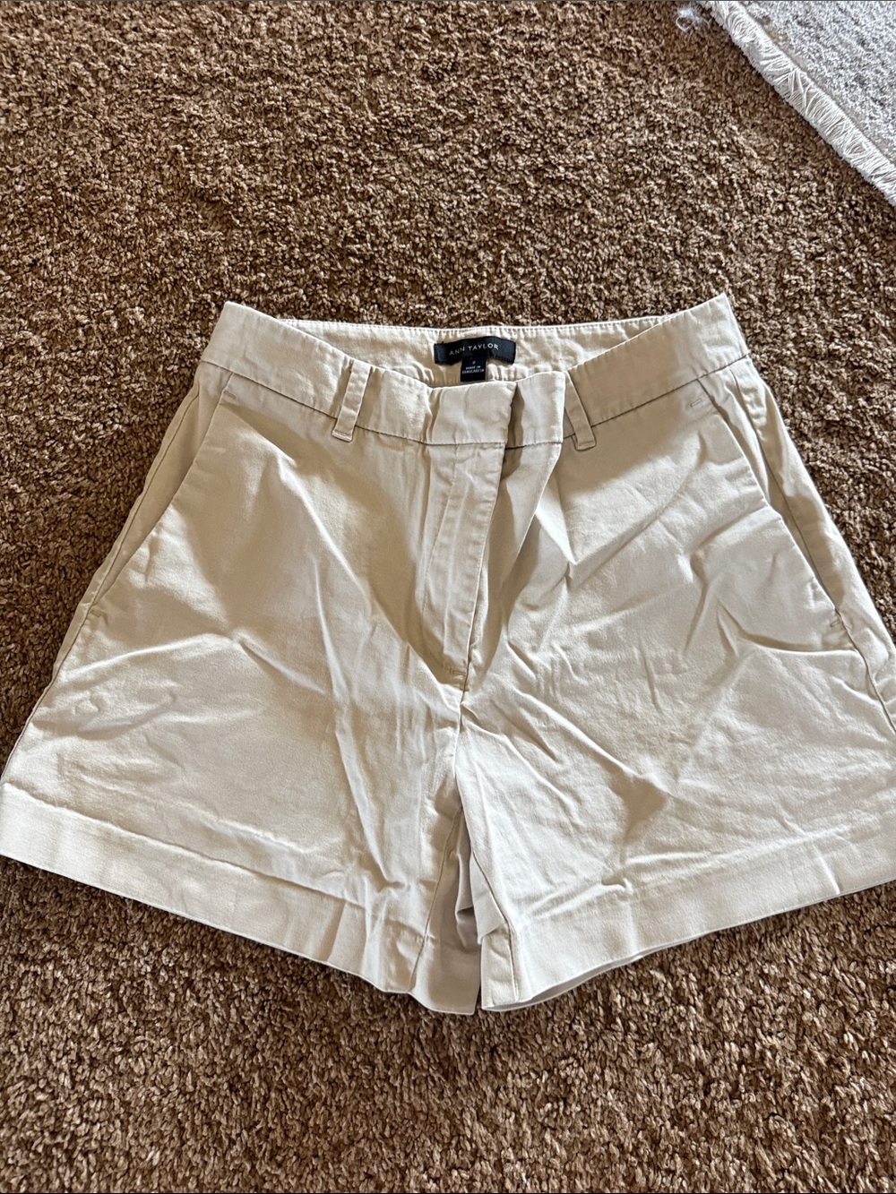 Women’s Ann Taylor city khaki shorts sz 2 nice!